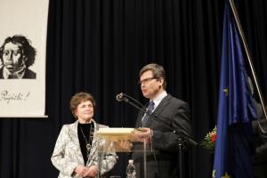 Prijatlji, 06022019, Joze Krobar med zahvalo Mojci Femec, foto Alenka Strazisar Lamovsek (5)